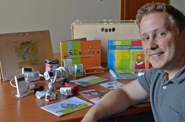 Klimaschutzmanager Marian Osterhoff hat in die Klimaschutzkisten viele Materialien gepackt, mit denen ältere Kita-Kinder und Grundschüler zum Energiesparen angehalten werden können.