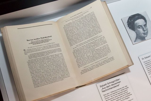 Im 1929 veröffentlichten Sammelband "Was wir vom Weltkrieg nicht wissen" gab sich Elisabeth Schragmüller als Agentin zu erkennen. Sie veröffentlichte einen kurzen Bericht ihrer Tätigkeit. Besucher der Ausstellung können sich daraus vorlesen lassen.