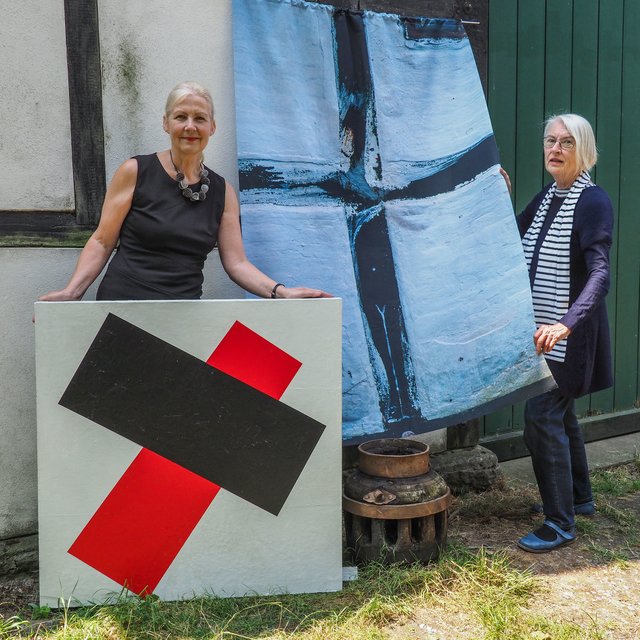 Engelfahnen und streng geometrische Formen - das bringen die diesjährigen Gastkünstlerinnen Ines Gauchel (l.) und Edelgard Stryzewski-Dullien mit in das Ausstellungskonzept ein.