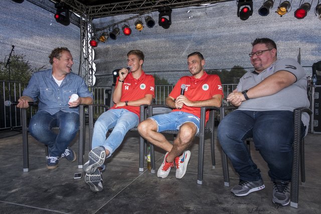 RWO Alexander Scheelen und Nico Klaß (2.v.l.) waren Gäste auf der Bühne des Hafenfestes und standen im Live-Talk Rede und Antwort. Foto: Rüdiger Marquitan