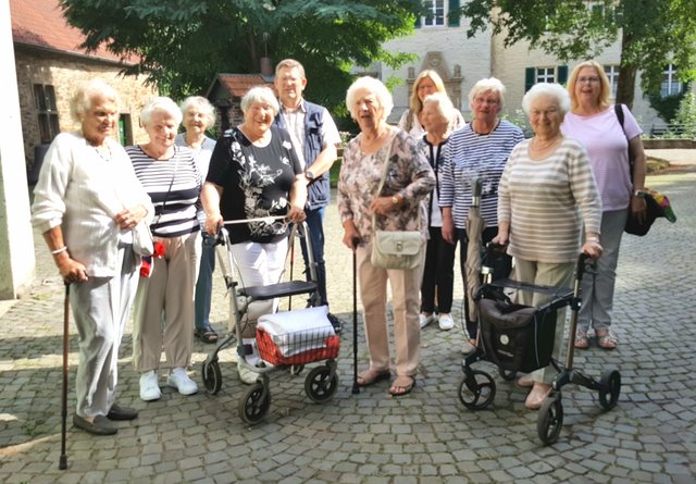 Unter der Begleitung von Pfr’in Renate Jäckel (Ev. Noah Gemeinde) und Thomas Brandt (Seniorenbüro Mengede) erlebten die Besucherinnen des Cafes Hand in Hand bei strahlenden Sonnenschein einen erlebnisreichen Nachmittag.