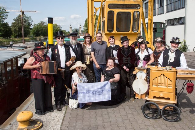 Gruppenbild mit Steampunks und Museumsleiter Dr. Arnulf Siebeneicker am Oberwasser des Schiffshebewerks.
