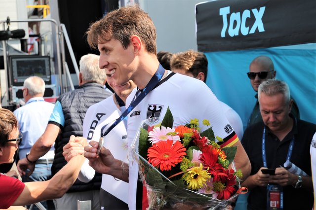 Justin Wolf freut sich über die Silbermedaille.