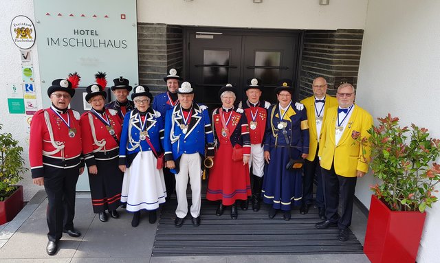 Mitglieder der Postalia besuchten traditionell das Hilchenfest in Lorch.