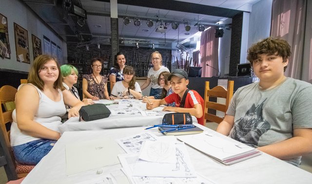 (v.l.) Valery, Seraphina, Kursleiterin Jen Satora, Sandra Szumotalski (Mobile Jugendarbeit), Samantha, Carolin Neumann (Mobile Jugendarbeit), Abigail, San Diego, Arne üben trotz sommerlicher Temperaturen des Zeichnen von Mangas.