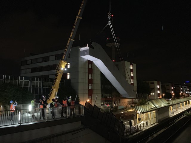 Mit einem Kran auf der A40 wurde die Fahrtreppe bei Nacht aufgestellt.