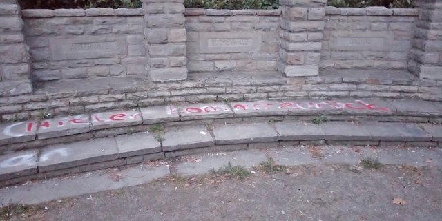 Genau vor den Gedenktafeln für die von den Nazis in den Konzentrationslagern Auschwitz, Buchenwald und Dachau Ermordeten haben die Unbekannten einen Teil ihrer Farbschmierereien hinterlassen.F