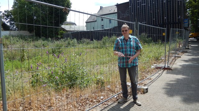 Ulli Engelbrecht beim Vor-Ort-Termin: Für die Zukunft des "Zwischenfall"-Grundstückes gibt es noch keine konkreten Aussagen. Foto: UWG: Freie Bürger