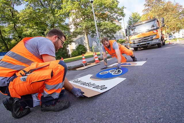 Timo Brandt und Frederik Hellmann aus der Abteilung "Straßenunterhaltung" der Stadt Gladbeck bringen die neue Markierung auf der Kirchstraße auf.