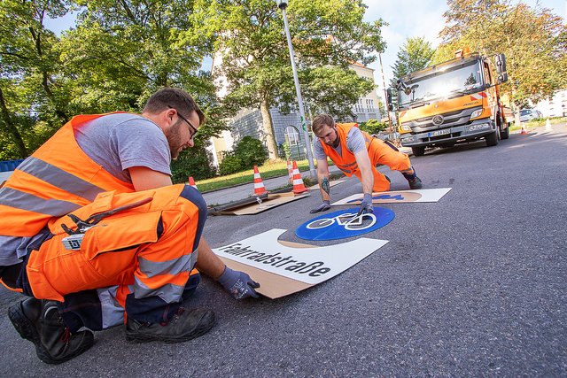 Timo Brandt und Frederik Hellmann aus der Abteilung "Straßenunterhaltung" der Stadt Gladbeck bringen die neue Markierung auf der Kirchstraße auf. | Foto: Stadt Gladbeck