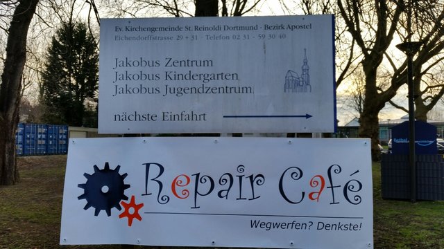 Das Repair Cafe Wambel freut sich über viele Besucher*innen mit defekten Geräten im Ev. Jakobus Gemeindehaus.)