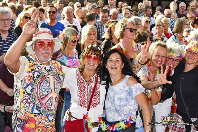 Eine einzigartige Stimmung und tolle Besucher auf der komplett ausverkauften Veranstaltung am Kotten-Nie in Gladbeck-Ost aus Anlass 50 Jahre Woodstock und 100 Jahre Stadt Gladbeck, ließ den Bodenbelag auf dem Hof beben.