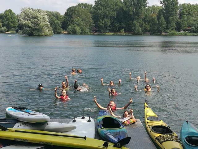 Manchmal geht man beim Stand up Paddling wie auch beim Skimboarding auch baden: Zwei ganze Tage voll Action im Wasser warten jetzt auf die Jugendlichen.