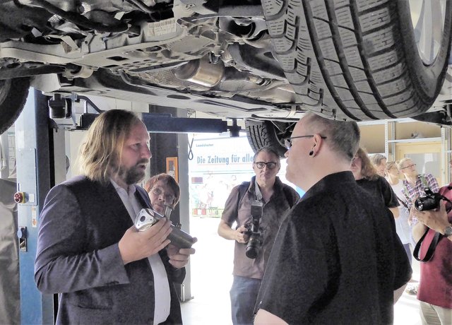 Toni Hofreiter informiert sich vor Ort bei der Firma Baumot über deren Verfahren zur zusätzlichen Reinigung von Dieselabgasen. In Deutschland war im Gegensatz zu anderen EU-Ländern die Zulassung lange Zeit politisch nicht gewollt