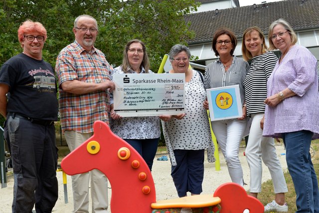 Das Foto zeigt (v.r.): Petra Tekath (Fraktionsvorsitzende SPD Kleve), Birgit Hahne, Petra Flaig und Gabriele Evers (Förderverein), Maria und Heinz Boskamp AG 60plus SPD Kreis Kleve und Jörg Elsmann (Autoservice Elsmann).
