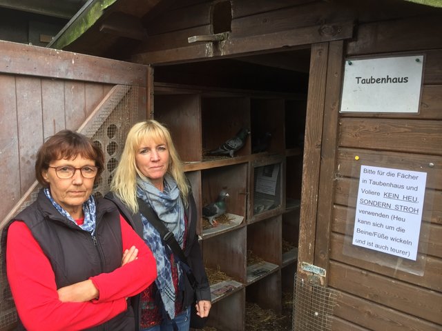 Wie mit den Stadttauben in Unna umgegangen wird macht den Tierschutzverein Unna sauer. "Aushungern" sei keine Lösung, meinen auch Annette Zimmermann(l.) und Petra Wagner-Bajric vom Tierschutzverein.  | Foto: TSV Unna