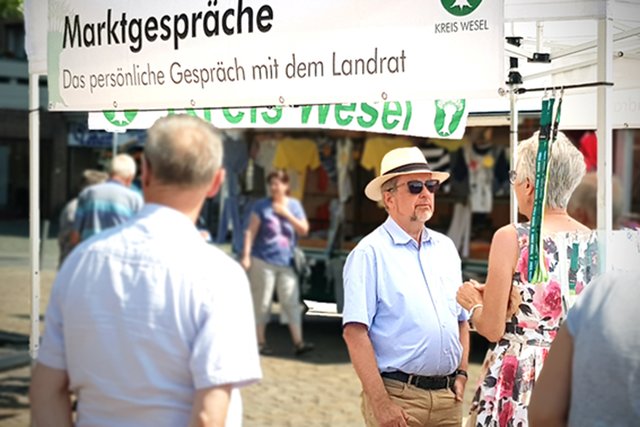 Landrat Dr. Ansgar Müller nimmt die Sorgen der Xantener Bürgerinnen und Bürger mit Blick auf die Rettungsdienstbedarfsplanung entgegen.