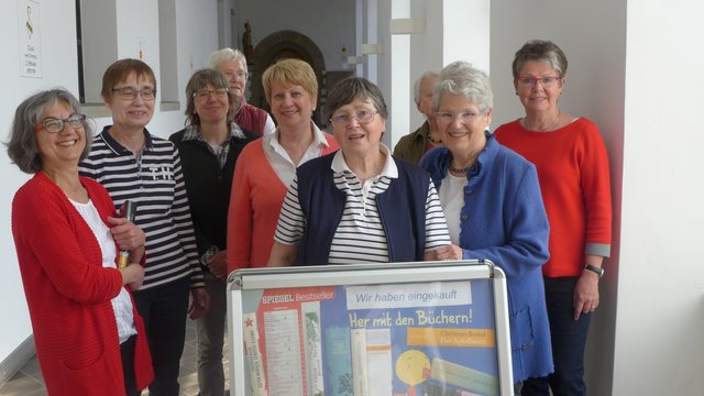 Das Team der Saarner Klosterbücherei freut sich auch während der Sommerferien auf kleine und große Schmöker.