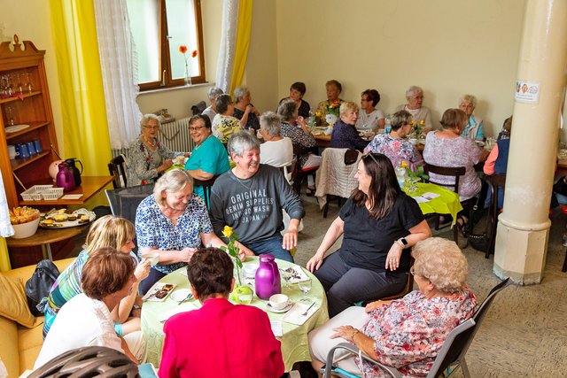Dank Unterstützung durch die Stadtmarketing Gesellschaft lernten die Besucher des „Rotthauser Wohnzimmers“ bei einer für sie kostenlosen Stadtrundfahrt ihre Heimatstadt kennen. Zuvor trafen sie sich im Rotthauser Wohnzimmer, der evangelischen Kirche an der Steeler Straße 48, zu Kaffee, Kuchen und einem geselligen Beisammensein.