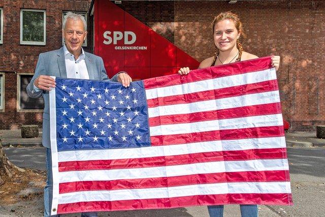 Markus Töns (l.) und Nadine Bentz posieren gemeinsam vor der SPD-Zentrale mit einer Amerika-Flagge. Fast ein Jahr lang hat Nadine Bentz das Experiment Austauschjahr gewagt.