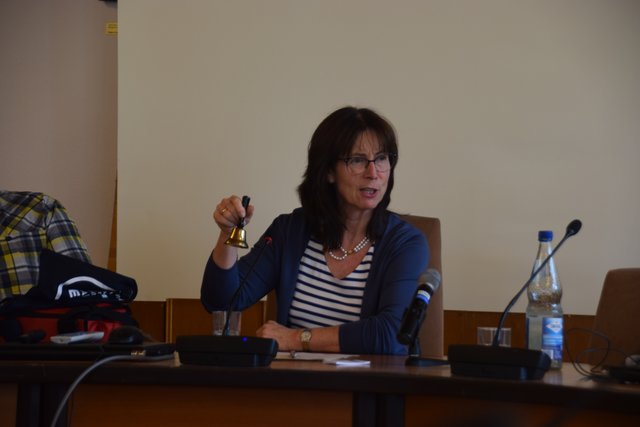 Mit der kleinen Glocke sorgt das Stadtoberhaupt in Ratssitzungen für Ruhe.  | Foto: Nina Sikora