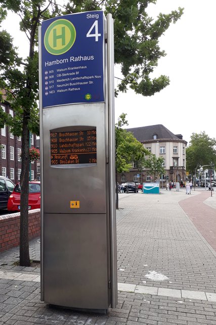 Die optische Fahrplananzeige stellt für Blinde, Sehbehinderte und Menschen, die nicht oder nur mit Schwierigkeiten lesen können, ein Problem dar.