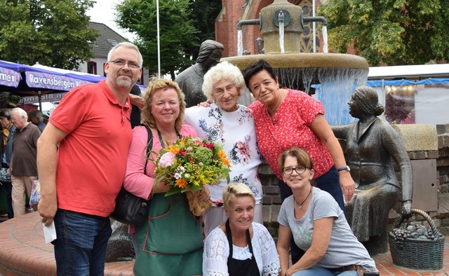 Marktmeister Andreas Geldmann, Susanne Mehlbreuer, Hannelore Müller, Marktmeisterin Monika Feldmann, Hedi Groote und Bettina Plechinger vor dem Brunnen am alten Markt in Haltern.