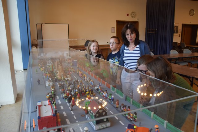 Der Heimatfestzug aus Playmobil erbaut, erfreut die kleinen Besucher. | Foto: Nina Sikora