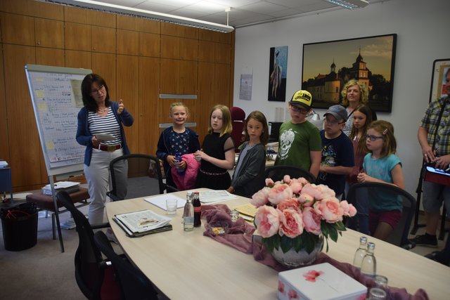 Auch ins Büro der Bürgermeisterin durften die Kinder einen Blick werfen.  | Foto: Nina Sikora