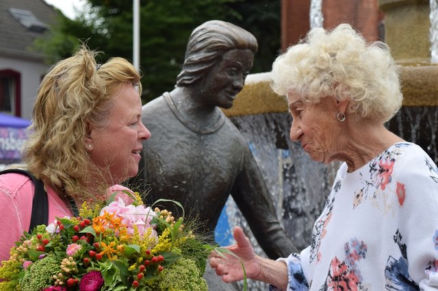 Hannelore Müller (r.), Susanne Mehlbreuer (l.)
Nach gemeinsam verbrachten Jahrzehnten auf dem Markt haben die drei gestandenen Marktfrauen eine Menge Halterner Geschichten zu erzählen.