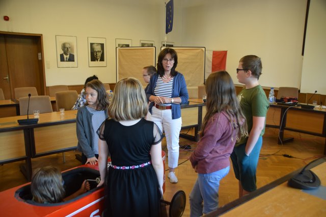 Die Bürgermeisterin erklärt, den Kindern wie und wo die Seifenkiste gefunden wurde. | Foto: Nina Sikora