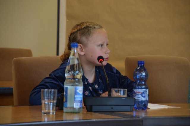 Wie die Profis macht es Helena, wenn sie bei ihren Fragen zunächst per Knopfdruck das Mikrophon anschaltet. | Foto: Nina Sikora