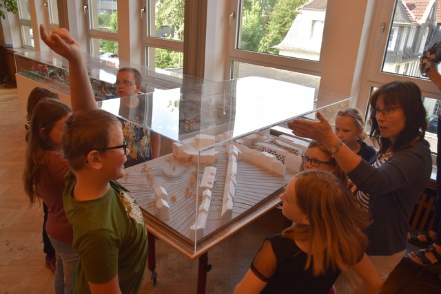 Auch das Model der "Neuen Mitte Schwelm" wird von den Kids unter die Lupe genommen. | Foto: Nina Sikora