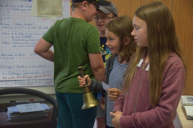Mit der gro0en Glocke sorgt die Chefin der Stadt in großen Ratssitzungen für Ruhe, bei denen auch Bürger anwesend sind. | Foto: Nina Sikora