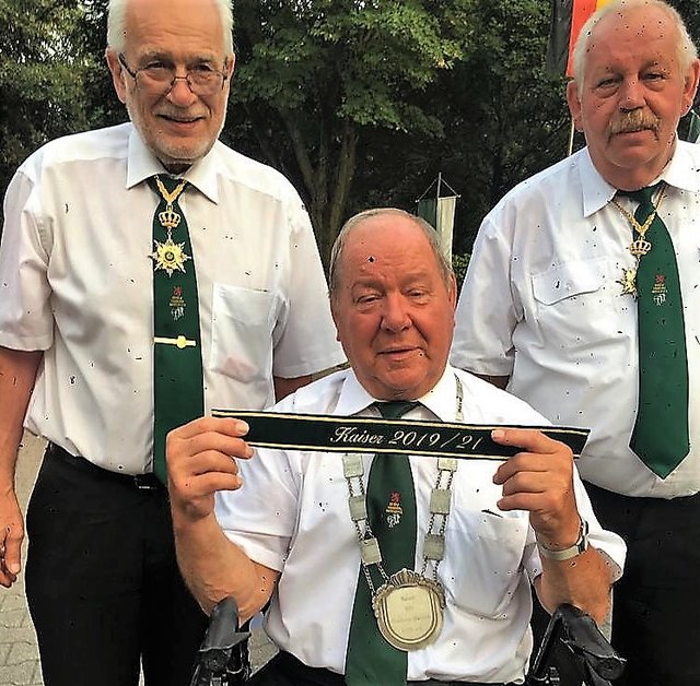Neuer Vereinskaiser, also der „König der Könige“ wurde Leo Pohl, der sich stolz und gerührt mit Kaiserkette und Schleife präsentiert, „umrahmt“ von Präsident Erhard Klinger (l.) und Kreiskönig Rolf Kroppen.