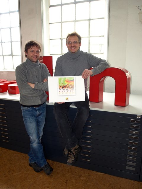Bereits seit vielen Jahren - wie hier zur Fußball-Weltmeisterschaft 2010 - finden sich die Entwürfe der erfolgreichen Iserlohner Kommunikationsdesigner Stefan Klein (li.) und Olaf Neumann immer wieder als Briefmarken auf Postkarten und Briefen wieder. Archivfoto: Schröter/Stadtspiegel