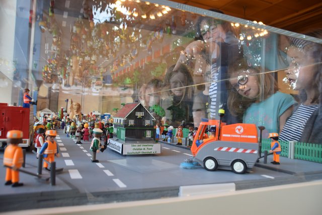 Gabriele Grollmann erklärt den Kindern die einzelnen Figuren und was sie darstellen.  | Foto: Nina Sikora