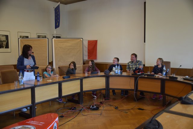 Rollentausch: Hier sitzt Helena als Bürgermeisterin auf dem "Thron" und wird von Gabriele Grollmann ausgefragt. | Foto: Nina Sikora