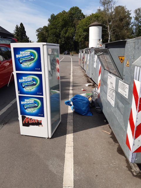 Der Container-Standort gegenüber des Husener Einkaufszentrums an der Husener Straße 50 wurde als Kühlschrank-Abladestelle missbraucht. Richtig wäre es gewesen, ihn zum EDG-Recyclinghof zu bringen.