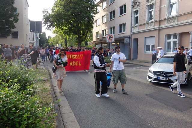 Die Demo für den erschossenen Adel beginnt - re. Veranstalter Alex mit Mikrofon.