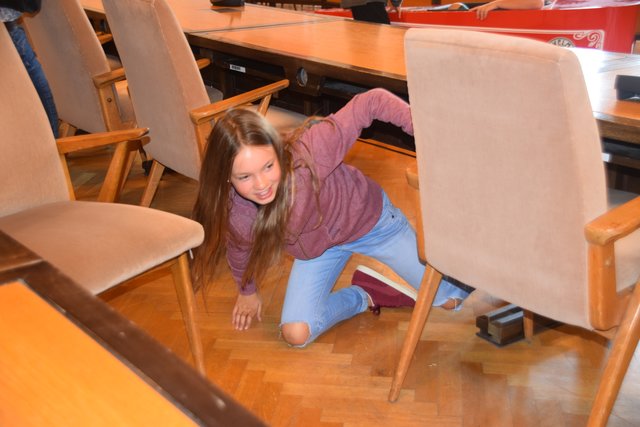 Ein ungewöhnliches Bild: Im Ratssaal kriechen die Kinder, mit Erlaubnis der Bürgermeisterin, unter den Tischen her.  | Foto: Nina Sikora