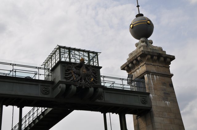 Der preußische Adler prangt in luftiger Höhe an der Konstruktion des Schiffshebewerks Henrichenburg (vom Oberwasser aus gesehen). Das Original verschwand 1939. Anlässlich der Museumseröffnung wurde eine Rekonstruktion angefertigt.