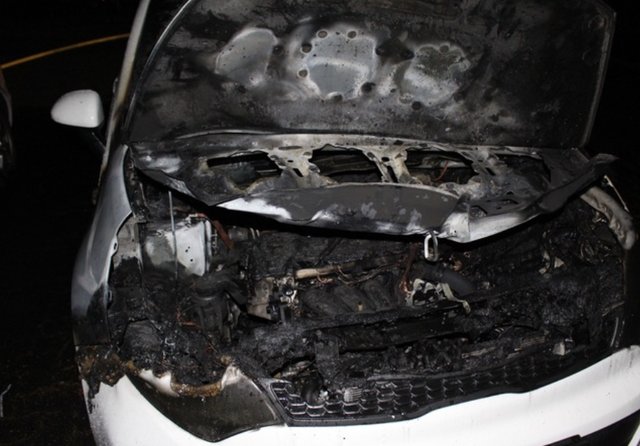 Vier Autos gingen am Samstagabend in Flammen auf. Foto: Polizei Kamen