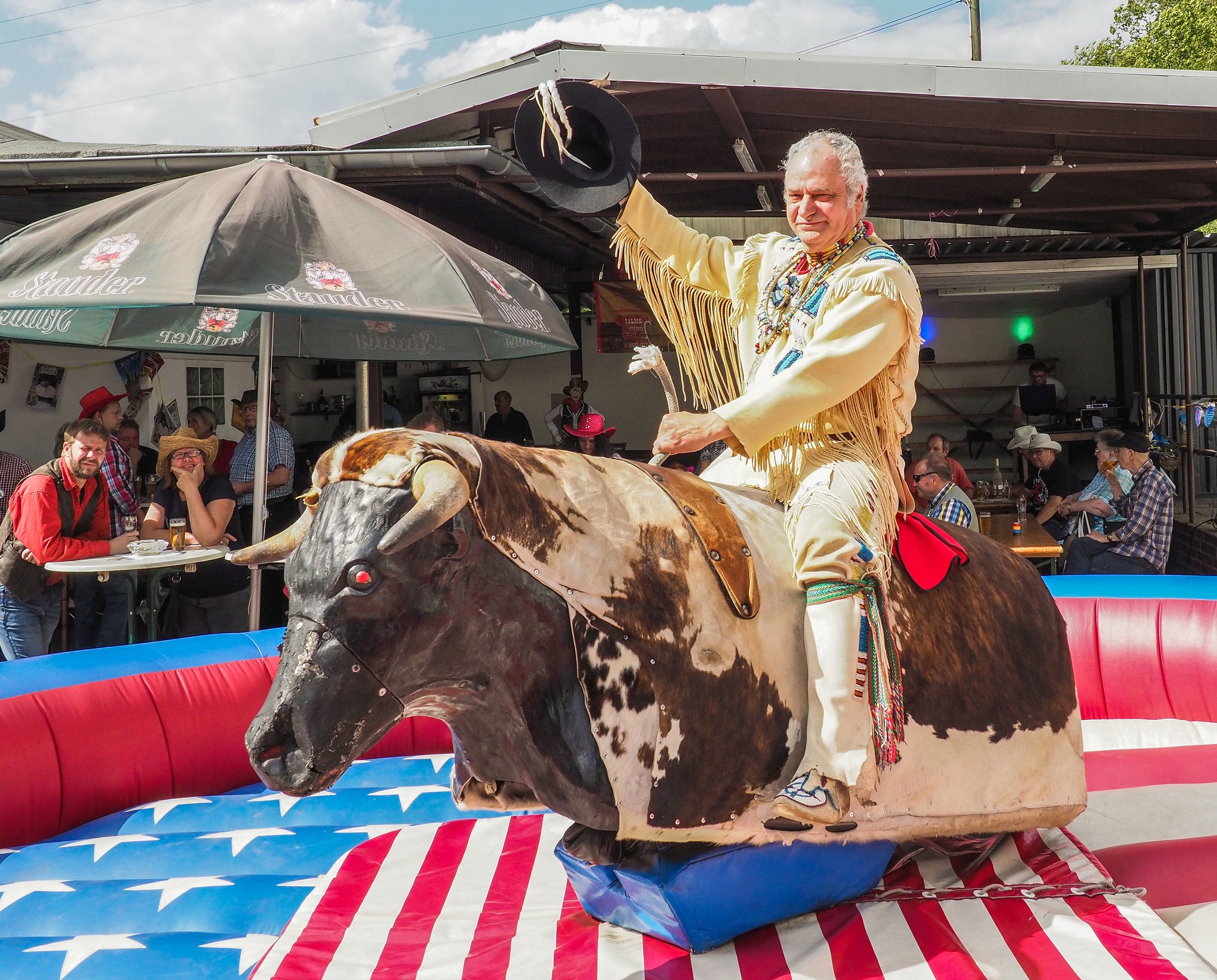 JeckenParty kam super an "Frohe Narren" feierten WildWestFest in