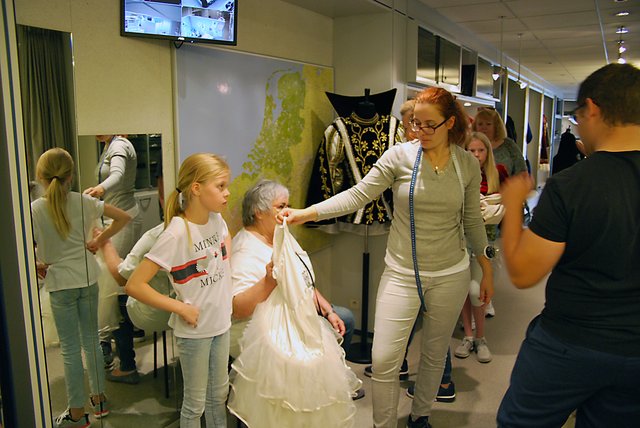 Für die Anprobe hat Kinderprinzenführer Phillipp Jüntgen alle Ornate mit ins belgische Masseik genommen.