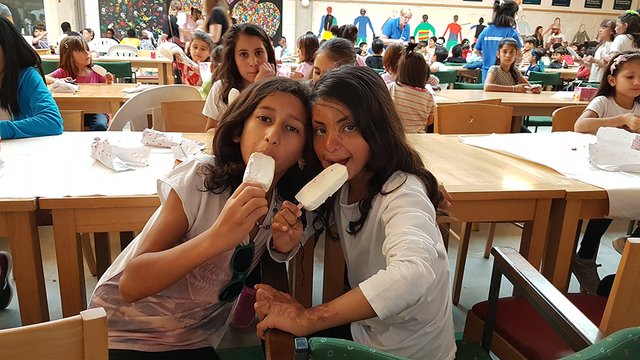 Zum Abschluss des Abends gab es ein leckeres Eis für die Friedensdorf-Kinder.