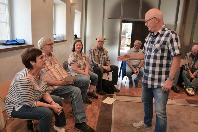 Mit zum Thema eine „Entscheidung zu treffen“ zeigte Timmerhoff je zwei Teilnehmern zunächst eine ähnlich gestaltete Zeichnung. Danach zeigte er beiden ein drittes Bild. Beide hatten danach die Aufgabe, gemeinsam das Gesehene ins Bild zu setzen. Jeder musste seine eigene „Entscheidung“ dabei treffen, um schließlich auf einen gemeinsamen Nenner zu kommen.
