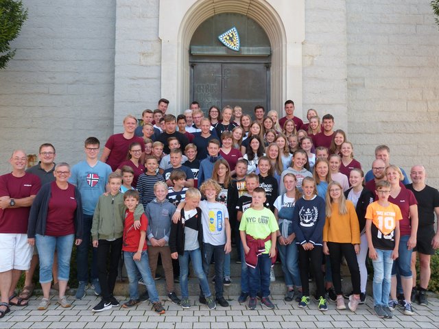 Traditionell findet während des Ferienlagers ein Gottesdienst in der Fürstenberger Kirche statt, zudem auch die Dorfbewohner eingeladen werden.