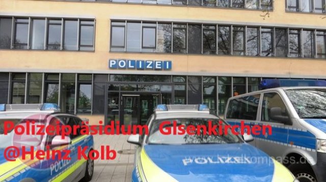 22-Jähriger wurde von drei Männer festgehalten und von zwei weiteren beraubt - Polizei sucht fünf Täter