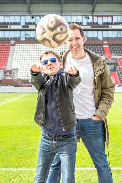 Mirco und Jason von Juterczenka sind die Wochenendrebellen. Vater und Sohn bereisen die Fußballstadien der Nation, auf der Suche nach dem Club dessen Fan Jason, der Asperger-Autist ist, werden möchte. Schalke ist noch im Rennen, das Foto trägt übrigens die Kennung 08, das nächste Foto wäre auch in Frage gekommen, wurde aber aus triftigen Gründen abgelehnt... Foto: Sabrina Nagel